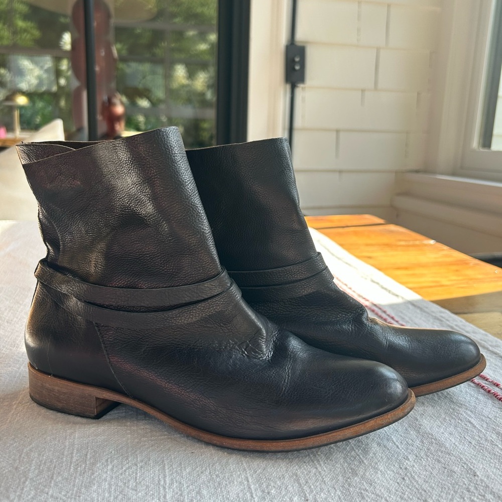 COCLICO Black Leather Ankle Boots